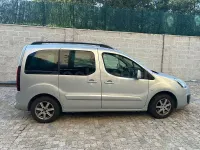 Usado Peugeot Partner Tepee Style 100 CV (73 kW) 2016 Gris / plata Monovolumen