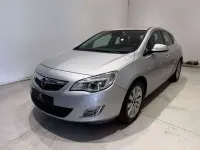 Usado Opel Astra Cosmo 140 CV (102 kW) 2010 Plateado Utilitario