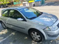 Usado Renault Mégane Dynamique 100 CV (73 kW) 2005 Gris / plata Berlina