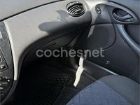 Usado Ford Focus Ambiente 100 CV (73 kW) 2002 Rojo Familiar