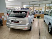 Usado Ford Focus Trend 100 CV (73 kW) 2011 Gris / plata Berlina