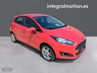 Usado Ford Fiesta Trend 100 CV (73 kW) 2016 Rojo Utilitario
