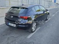 Usado Opel Astra Selective 125 CV (91 kW) 2018 Negro Berlina