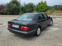 Usado Mercedes E270 Elegance 170 CV (125 kW) 2000 Gris / plata Berlina