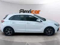 Usado Hyundai i30 120 CV (88 kW) 2022 Blanco Berlina