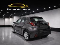 Usado Toyota Yaris Hybrid Active 116 CV (85 kW) 2021 Gris / plata Berlina