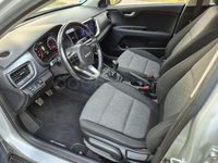 Usado Kia Stonic 100 CV (73 kW) 2022 Gris / plata SUV