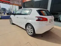 Usado Peugeot 308 Active 100 CV (73 kW) 2020 Blanco Berlina