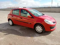 Usado Renault Clio II Authentique 65 CV (47 kW) 2007 Rojo Utilitario