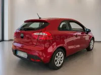 Usado Kia Rio 85 CV (62 kW) 2012 Rojo Berlina