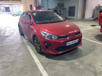 Usado Kia Rio 100 CV (73 kW) 2023 Rojo Berlina