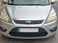 Usado Ford Focus Trend 109 CV (80 kW) 2011 Gris / plata Berlina