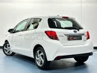 Usado Toyota Yaris Hybrid Active 100 CV (73 kW) 2016 Blanco Berlina