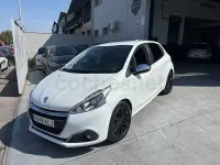 Usado Peugeot 208 Allure 82 CV (60 kW) 2018 Blanco Utilitario