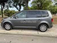 Usado VW Touran Advance 105 CV (77 kW) 2013 Gris / plata Monovolumen