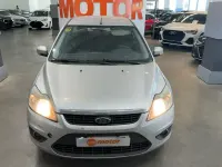 Usado Ford Focus Ghia 109 CV (80 kW) 2011 Gris Utilitario
