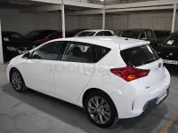 Usado Toyota Auris Hybrid Active 136 CV (100 kW) 2014 Blanco Berlina