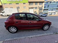 Usado Peugeot 206 110 CV (80 kW) 2002 Rojo Berlina