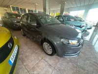 Usado VW Polo Advance 75 CV (55 kW) 2017 Gris / plata Berlina