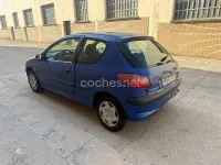Usado Peugeot 206 70 CV (51 kW) 2002 Azul Berlina