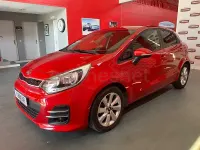 Usado Kia Rio 75 CV (55 kW) 2016 Rojo Utilitario