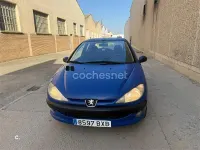 Usado Peugeot 206 70 CV (51 kW) 2002 Azul Berlina