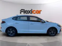 Usado Hyundai i30 120 CV (88 kW) 2022 Blanco Berlina