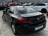 Usado Opel Astra Business 95 HP (69 kW) 2013 Preto Sedan