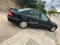 Usado Mercedes C180 Elegance 143 CV (105 kW) 2005 Azul Berlina