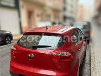 Usado Kia Rio 85 CV (62 kW) 2013 Rojo Berlina