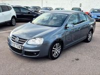 Usado VW Jetta Advance 105 CV (77 kW) 2006 Gris / plata Berlina