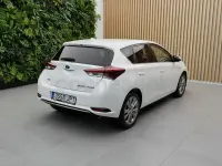 Usado Toyota Auris Hybrid Active 136 CV (100 kW) 2016 Blanco Berlina