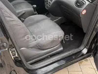 Käytetty Ford Focus Trend 100 HP (73 kW) 2001 Musta Sedan