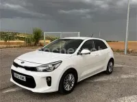 Usado Kia Rio Plus 84 CV (61 kW) 2018 Blanco Berlina