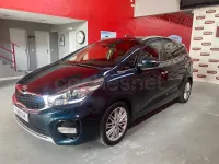 Usado Kia Carens 141 CV (103 kW) 2017 Azul Monovolumen