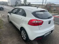 Usado Kia Rio 90 CV (66 kW) 2015 Blanco Berlina