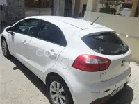 Usado Kia Rio 85 CV (62 kW) 2013 Blanco Berlina