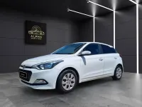 Usado Hyundai i20 75 CV (55 kW) 2016 Blanco Berlina