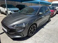 Usado Ford Focus ST-Line 125 CV (91 kW) 2019 Gris / plata Berlina
