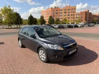 Usado Ford Focus Trend 100 CV (73 kW) 2011 Gris / plata Berlina