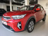 Usado Kia Stonic 84 CV (61 kW) 2022 Granate SUV