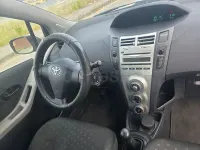Usado Toyota Yaris 87 CV (63 kW) 2008 Rojo Utilitario