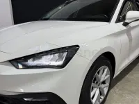 Usado Seat Leon Style 110 CV (80 kW) 2021 Blanco Berlina