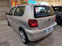 Usado VW Polo Trendline 60 CV (44 kW) 2001 Plateado Utilitario