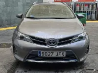 Usado Toyota Auris Hybrid Active 136 CV (100 kW) 2015 Gris / plata Familiar