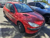 Usado Peugeot 206 75 CV (55 kW) 2005 Rojo Berlina