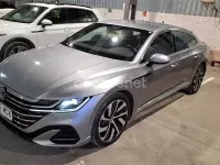 Usado VW Arteon R-line 150 CV (110 kW) 2022 Gris / plata Berlina