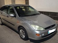 Usado Ford Focus Trend 90 CV (66 kW) 2000 Gris / plata Berlina