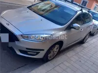 Usado Ford Focus Trend 125 CV (91 kW) 2017 Gris / plata Berlina