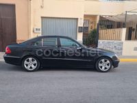 Usado Mercedes E400 Avantgarde 260 CV (191 kW) 2004 Azul Berlina